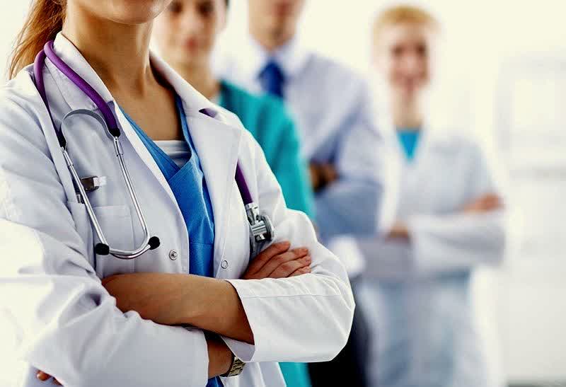 Recepción de una clÃnica mediana con varias áreas