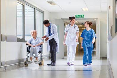 Pasillo de un hospital con varias sedes conectadas